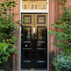 Beautiful, Traditional 2 Bedroom Main Door Flat Apartment