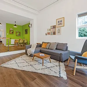 Cheerful Stays: Spacious Flat In Vibrant Leith Edinburgh