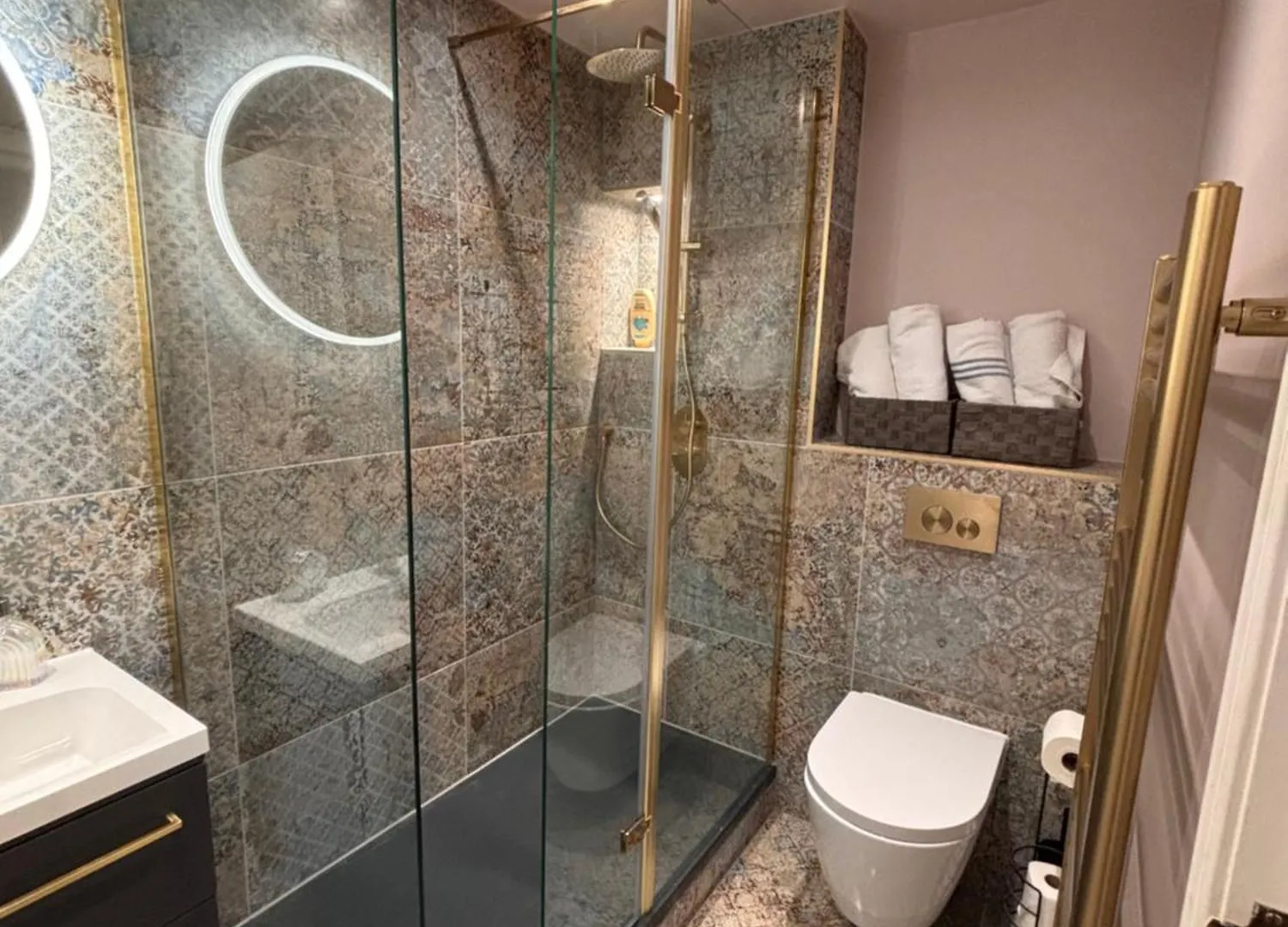 The Shore Modern Edinburgh 2 Bedroom Apartment