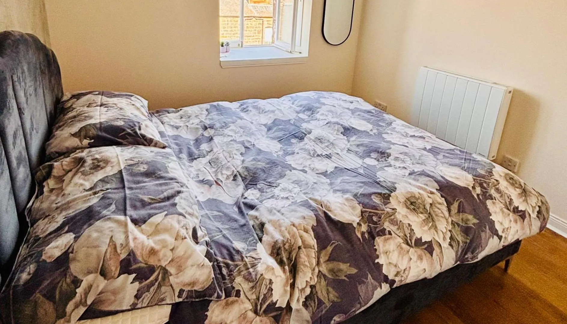 The Shore Modern Edinburgh 2 Bedroom Apartment